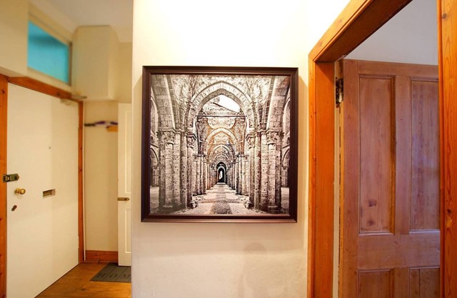 JOIVY Gorgeous Two Bedroom Apartment With Castle Views