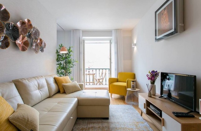 JOIVY Sunny 1-bed flat w/terrace&sea view in Baixa,3mins to Arco da Rua Augusta