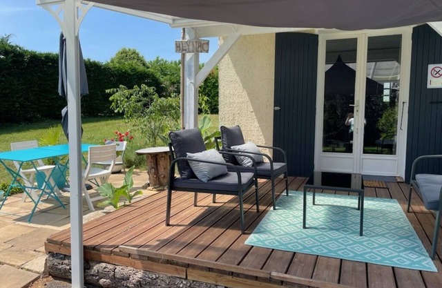 Jolie Maisonnette à 10' de Sarlat: Piscine Collective Dans bel Écrin de Verdure!