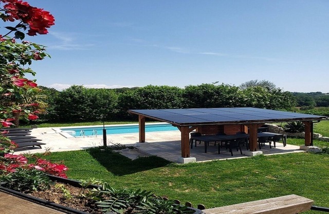 Jolie Lotoise en Pierre Avec Piscine au Calme