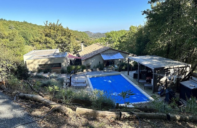 Jolie Maison Pour 2 Pers. Avec Piscine Partagée et Jardin à Pardailhan