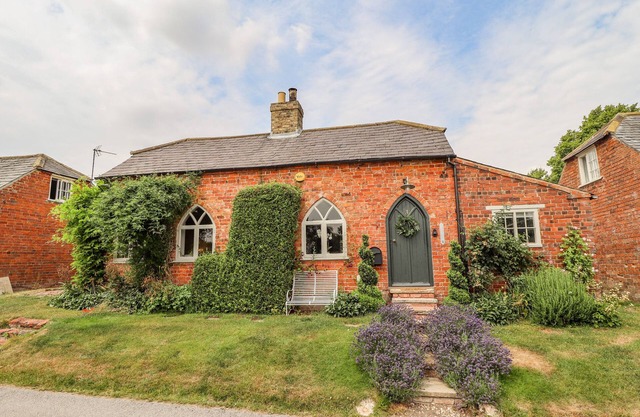 JOLLS COTTAGE, pet friendly, character holiday cottage in Horncastle