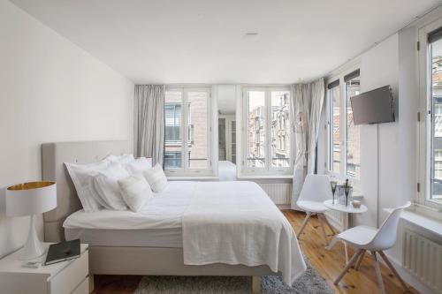 Jordaan Suite bed and bubbles