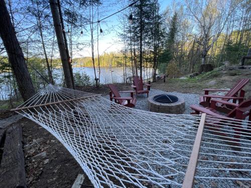 Joy's Chalet - Hottub, Lake, & Cottage