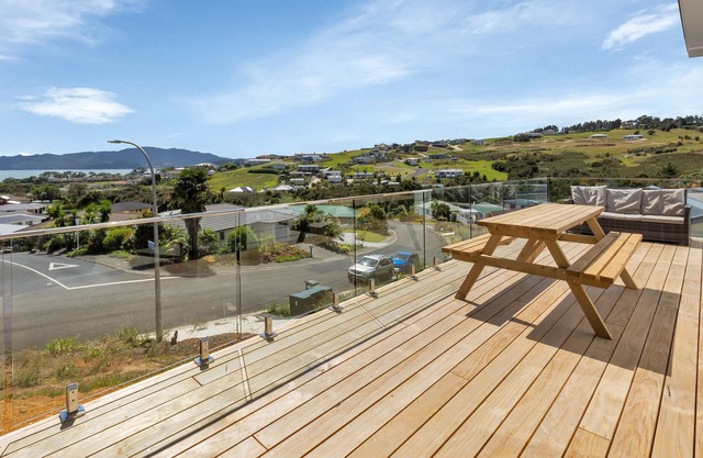 Joybel's Beach Retreat - Cable Bay Holiday Home
