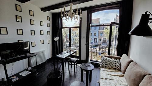 JoyJoyJoy the Black Beauty ecolicious studio in a canal house with French balcony with view on the canals