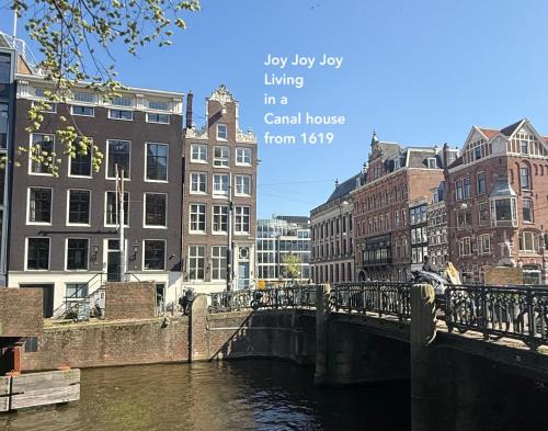 JoyJoyJoy the Royalty ecolicous design house in a historic Canalhouse from 1618 with 2 bedrooms with top floor views over the canals
