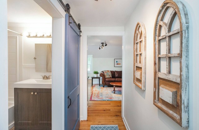 Jukebox Bungalow: Private, Charming Studio Less than 5 miles to downtown!