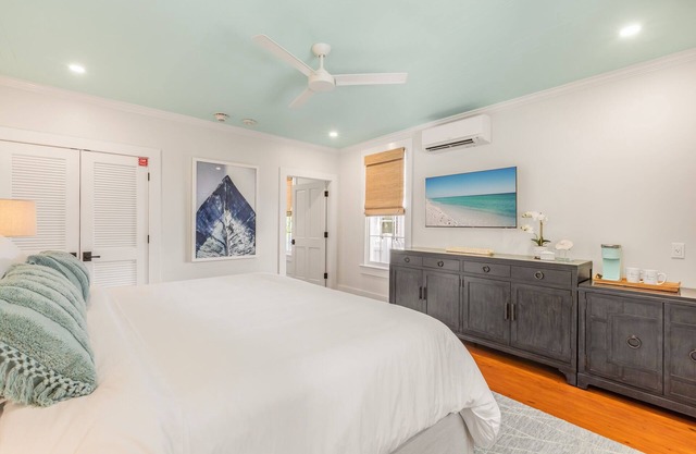 JULIE ~ Adult Only, 1st Floor King Bedroom w/Shared Pool, Scarlet Mango Inn!