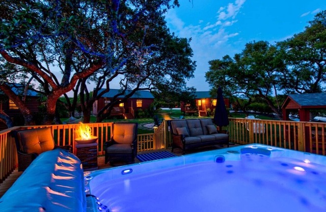 Julie's Cabins Luxury Retreat 4
