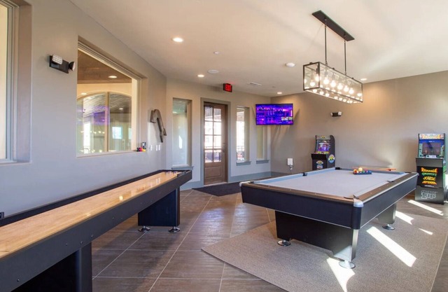Juliet: Luxury Condo 1mi from Riverwalk! Pool, Easy Access