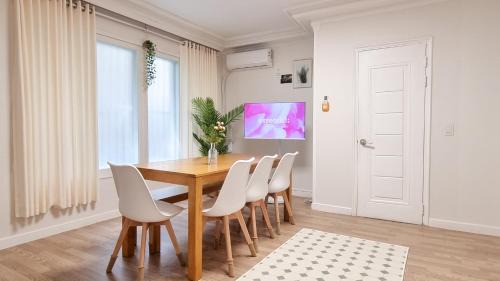 July & August, Hongdae, 3min to Hapjeong Stn, 7 Guests