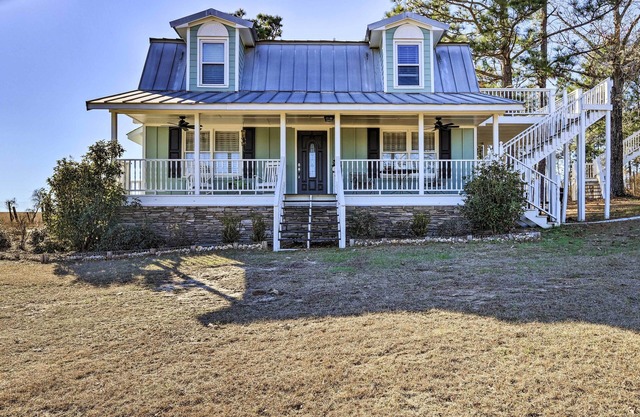 Junction City Home: Large Yard & Deck!