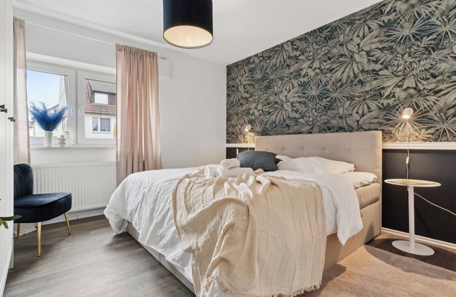 JUNE APARTMENTS I Cozy 2-bedroom apartment in charming Detmold with free parking