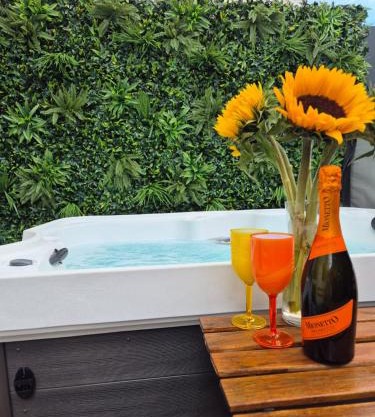 JUNGLE HOT TUB, games room, near eateries, micro brewery, pubs, beauty salons and boutique shops, Argyle, free Netflix, in the heart of Plymouth - Dogs welcome - Hosted by Absolute Accommodation Plymouth