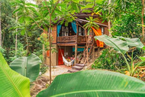 Jungle Treehouse w Ocean Sunset Views Fast WiFi