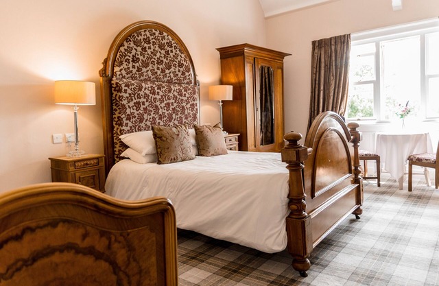 Junior Suite-Family-Private Bathroom-Garden view-East Wing