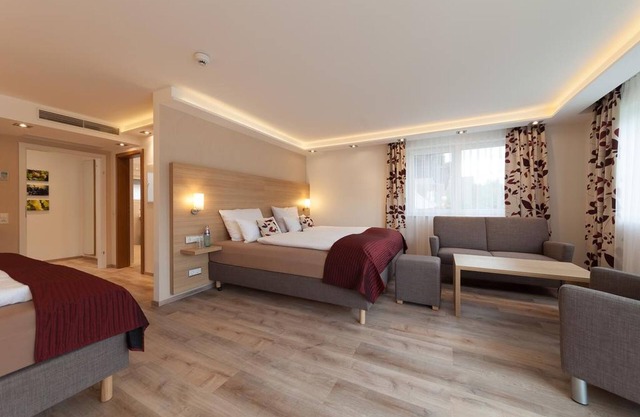 Junior Suite mit Boxspringdoppelbett, Badezimmer, Flachbild-TV und Südbalkon