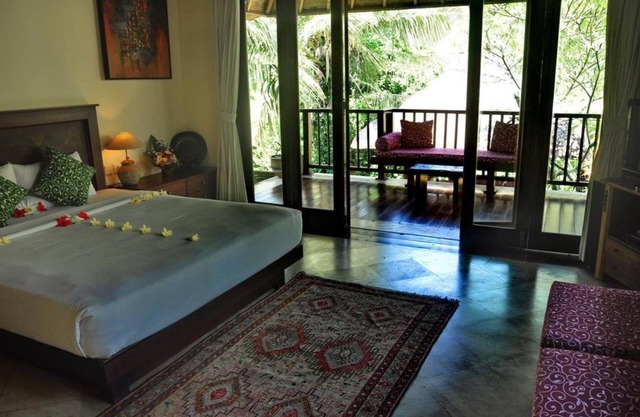 Junior Suite room in Sukawati, surrounded by lush gardens