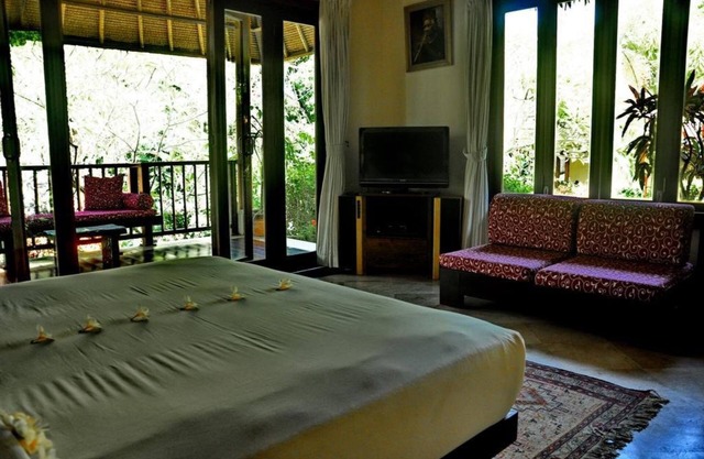Junior Suite room in Sukawati, surrounded by lush gardens