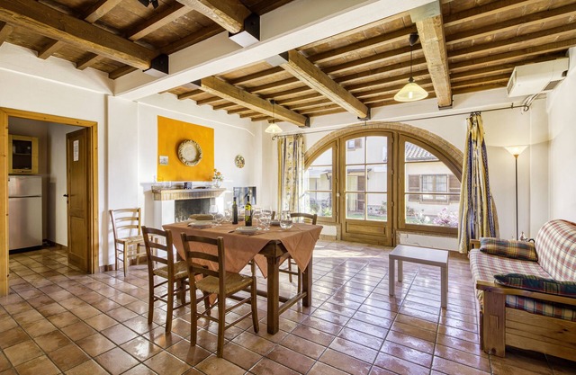 Juniper apt with shared pool family fun, Castiglione del Lago, Italy