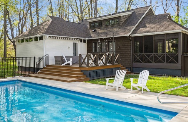 Juniper Presents: Luxury Retreat w/Pool, Sauna + Hot Tub Near Beach