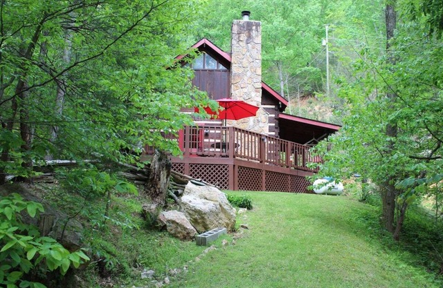 Just 10 minutes from GSM National Park, 2 BR Log Cabin with Hot Tub & Firepit