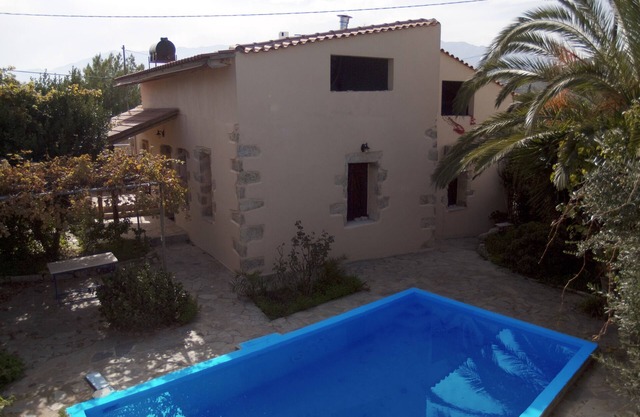 Just 15 Km from the city,6 from the port and 21 from the airport