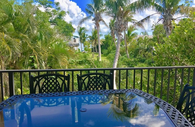Just 20 miles from Key West! Oceanfront, dockage, swimming pool