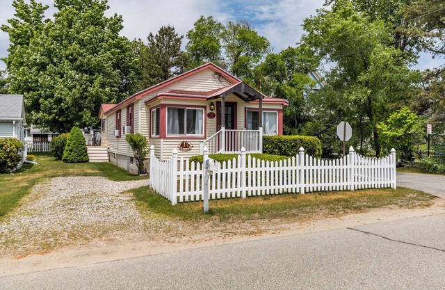 Just a 3 minute walk to the beach, local restaurants, and activities!