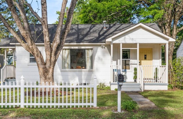 Just Renovated Home - Private Yard & Movie Theater