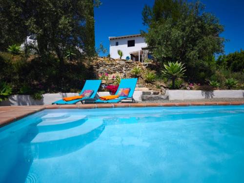 Künstlerhaus Finca Madreselva mit atemberaubenden Weitblick mit Infinitypool, kleinen Teichen und vielen Sitzplätzen in Tolox Malaga im Nationalpark Sierra de las Nieves, ideal für Entspannung, aber auch zum Wandern