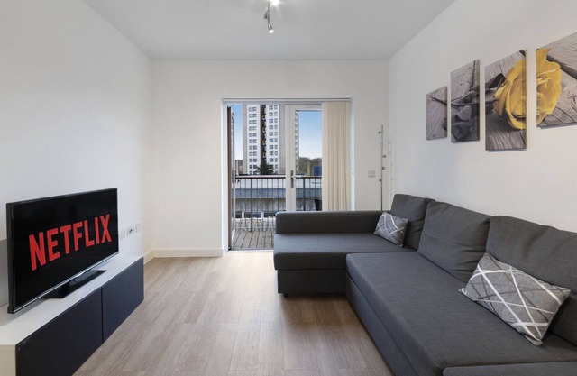 K Suites - Central 2 bed Apt w/ free parking