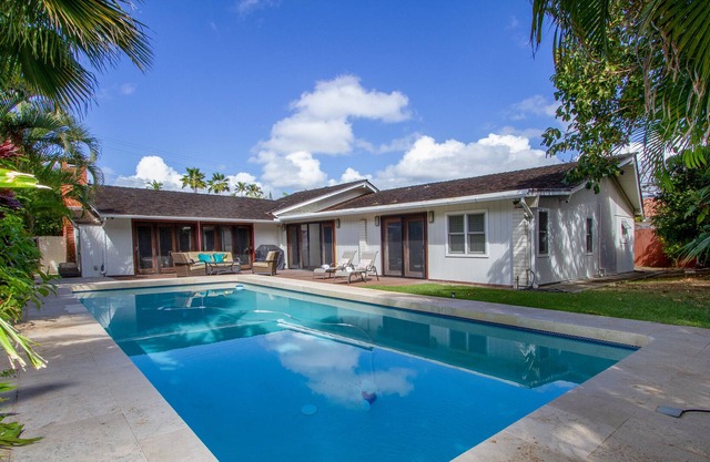 Kahala House with pool.Walk Mall&Beach.Sleeps8