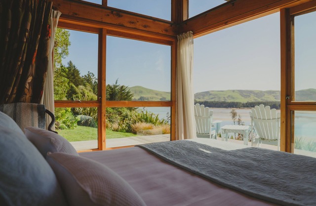 Kahu Studio Wake up with a stunning view from the Papanui Inlet