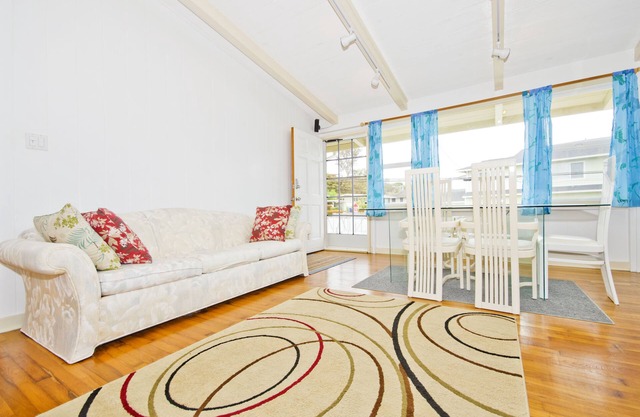 Kailua, rental, yard, carport, BBQ, 7 min drive to bch
