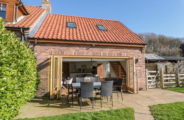 KAITKYELLA LODGE, pet friendly, luxury holiday cottage in Scarborough