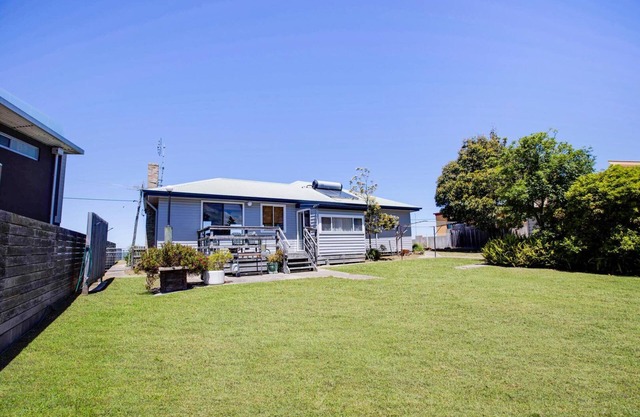 Kalimna Holiday House: Relax and enjoy the magnificent 180-degree water views