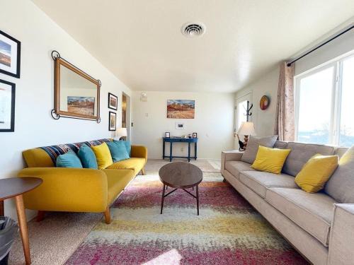 Kanab home with HUGE fenced in backyard-Pets Welcome
