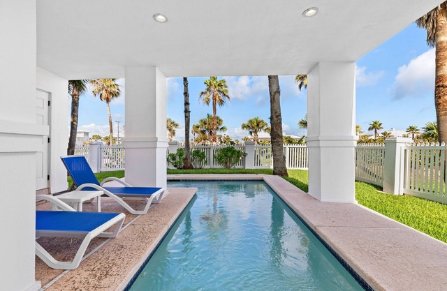 Kar - Private House Just Steps From Beach Access 4 Bedroom Home by RedAwning