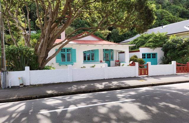 Karaka Bay Cottage – Waterfront 3 Bedroom Bach or Holiday Home
