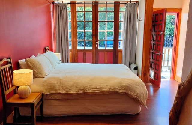 Karitane Guesthouse in seaside village, close to beautiful river and beach.n