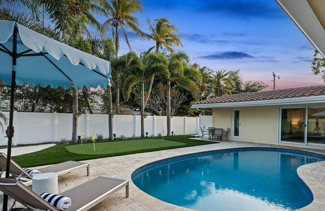 Kasa Palm Grove 4BD/3BA with Backyard & Pool