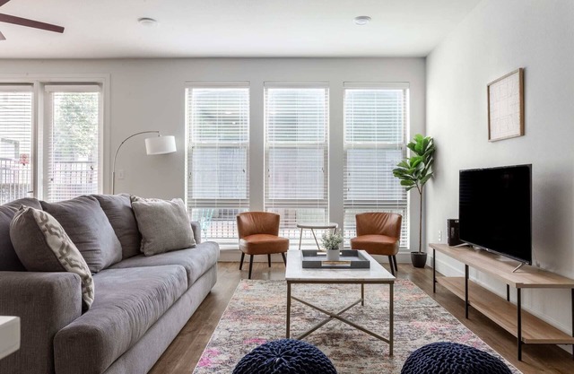 Kasa | Perfect Family Vacation + Pool Access, Free Parking | Dallas