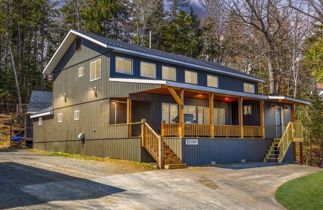 Katahdin - Cabin 4 · Lawrence's Lakeside Cabins | 'Katahdin': Boat Dock + Kayaks