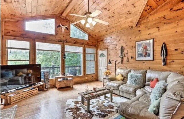 Katahdin Cabin, tranquil n rustic with inside hot tub, close to town! Romantic!n