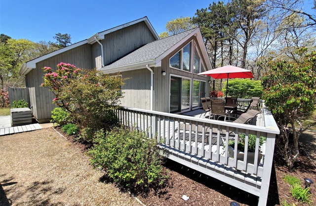 Katama Retreat! 5min drive to Beach & Harbor. *Aug.9th Ferry Resv available*