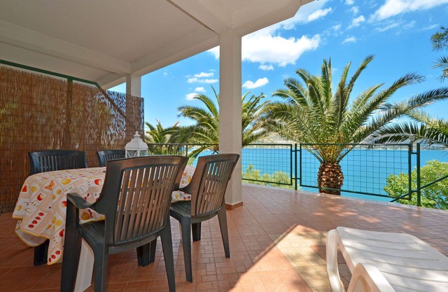 KATARINA 1 apartment for 4 + 1 people, 2 bedrooms and only 20m from the beach
