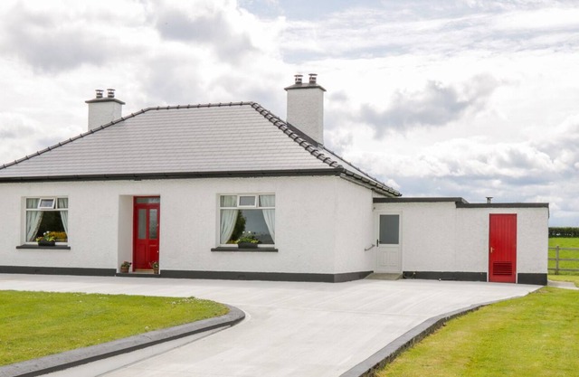 KATE'S COTTAGE, pet friendly, with open fire in Ballina, County Mayo
