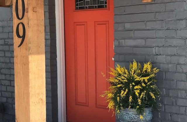 Katie's Kottage #2: 1938 Renovated Midtown Gingerbread Charmer